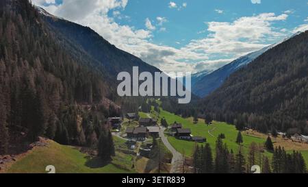 Petit village alpin dans les montagnes autrichiennes Banque D'Images