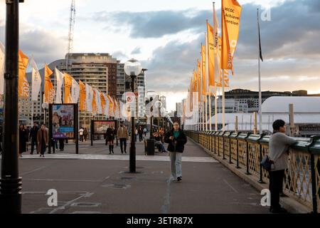 Les foules du soir se rassemblent le long du front de mer à Barangaroo, Sydney, Australie Banque D'Images