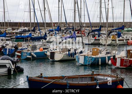 De nombreux voiliers et petits bateaux à moteur de plaisance amarrés dans le port de Lyme Regis Banque D'Images