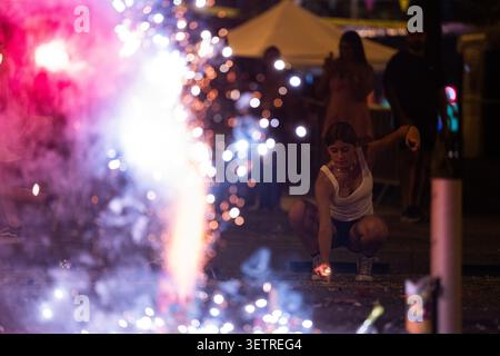 BARCELONE, ESPAGNE - 23 JUIN. Les résidents ont lancé toutes sortes de pétards et de lumières pour célébrer le festival Sant Joan dans le quartier de la Sagrera à Barcelone. Des milliers de personnes à travers la Catalogne sont descendues dans les rues pour célébrer le solstice d'été avec des feux de joie, des pétards et la traditionnelle pâtisserie à la coca pendant le Nit de Sant Joan, l'une des traditions annuelles les plus profondément enracinées de la région. Photo de Marc Asensio Clupés / JNA Press (photo de Marc Asensio ClupÃ©s/JNA Press via Nexpher images) Banque D'Images