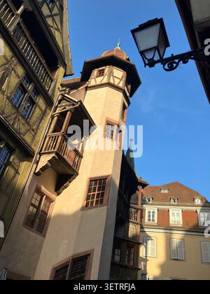 Vue en contre-plongée de la Maison Pfister (Pfister House), un bâtiment emblématique de la Renaissance en colombage à Colmar, en Alsace, France sous un ciel dégagé. Banque D'Images