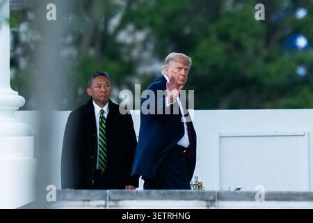 Washington, États-Unis. 23 juin 2026. Le président Donald Trump entre dans le Portique Nord de la Maison Blanche le mardi 23 juin 2026, à Washington. Photo par Allison Robbert/UPI crédit : UPI/Alamy Live News Banque D'Images
