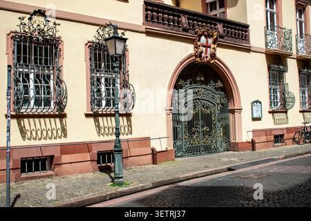 Portail en fer forgé orné et grilles de fenêtre décoratives sur une façade de maison de ville historique dans la vieille ville de Freiburg im Breisgau, Bade-Württemberg, Allemagne. Banque D'Images