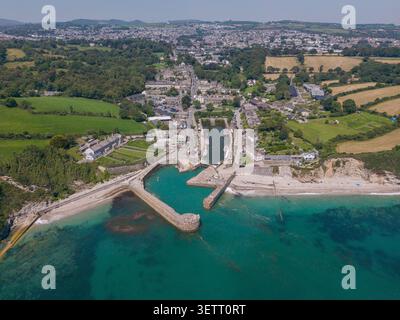 Vue aérienne élevée montrant le bassin historique du port de la jetée en pierre et la côte adjacente avec des eaux turquoises et le village côtier environnant bui Banque D'Images