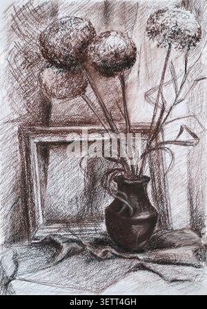 Nature morte exécutée à l'aide d'un matériau doux (sépia et sanguine), représentant un bouquet de fleurs séchées dans un vase en céramique, placé à côté d'un cadre photo. Banque D'Images