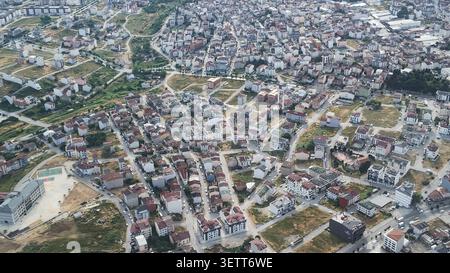 L'image aérienne capture une zone résidentielle dans le quartier d'Arnavutkoy à Istanbul, en Turquie, avec peut-être les quartiers de Nenehatun ou Yavuz Selim Banque D'Images