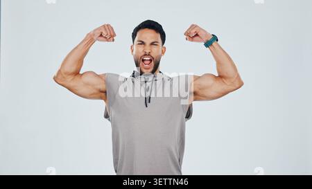 Flexion, muscles et portrait d'homme en studio pour le fitness, la musculation ou l'entraînement de force pour la confiance. Crier, la santé et la personne avec fierté pour Banque D'Images