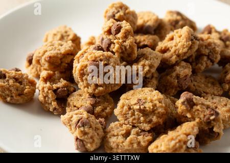 Vue sur un tas de petits biscuits aux pépites de chocolat sans gluten et sans produits laitiers. Banque D'Images