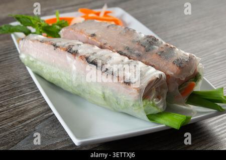 Une vue d'une assiette de rouleaux de printemps de saucisse. Banque D'Images