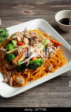 Vue sur un sauté de nouilles aux œufs avec poulet. Banque D'Images