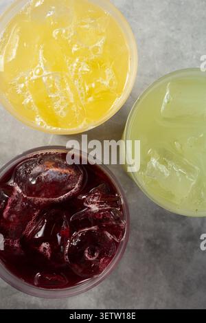 Une vue de dessus de plusieurs fresques d'Agua, mettant en vedette la jamaïque, la limonade de concombre et les fruits de la passion. Banque D'Images