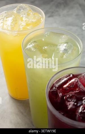 Vue sur plusieurs fresques d'Agua, avec jamaïque, limonade au concombre et fruits de la passion. Banque D'Images