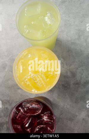 Une vue de dessus de plusieurs fresques d'Agua, mettant en vedette la jamaïque, la limonade de concombre et les fruits de la passion. Banque D'Images