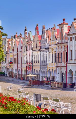 Rue principale de la ville de Telc, connue pour les belles façades de maisons et devantures de magasins dans le style Renaissance et baroque avec de hauts pignons, Telc Banque D'Images