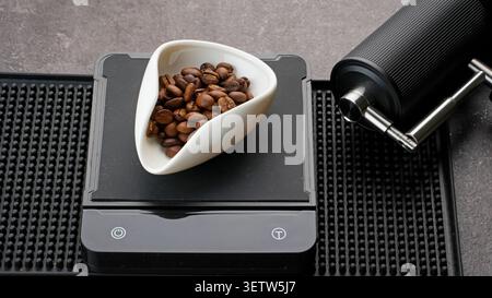 Grains de café mesurés sur échelle numérique Banque D'Images