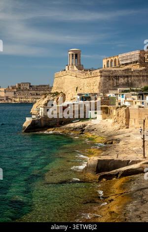 Malte, la Valette, la côte sud inférieure de Barrakka Mémorial de la cloche du siège sur le bastion de St Christopher au-dessus de Grand Harbour et de la plage de Wuestenwinds Banque D'Images