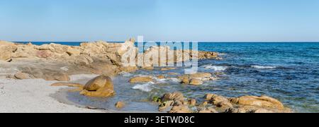Paysage panoramique de grande taille avec des rochers de granit et des skerries dans l'eau bleue à la plage de sable blanc sur la rive de la mer Méditerranée, tourné dans le printemps lumineux Banque D'Images