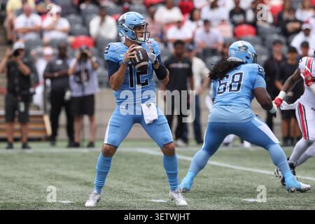 20 juin 2026 : Chad Kelly (12 ans), quarterback des Argonauts de Toronto, se prépare à lancer la balle lors du match de la LCF entre les Argonauts de Toronto et les Redblacks d'Ottawa qui se tient au stade TD place à Ottawa, Canada. Daniel Lea/CSM. Banque D'Images