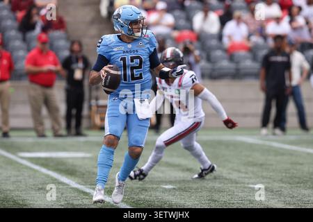 20 juin 2026 : Chad Kelly (12 ans), quarterback des Argonauts de Toronto, se prépare à lancer la balle lors du match de la LCF entre les Argonauts de Toronto et les Redblacks d'Ottawa qui se tient au stade TD place à Ottawa, Canada. Daniel Lea/CSM. Banque D'Images