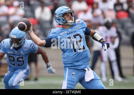 20 juin 2026 : le quarterback Chad Kelly (12 ans) des Argonauts de Toronto lance le ballon lors du match de la LCF entre les Argonauts de Toronto et les Redblacks d'Ottawa qui se tient au stade TD place à Ottawa, Canada. Daniel Lea/CSM. (Crédit image : © Daniel Lea/Cal Sport Media) Banque D'Images