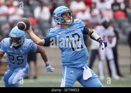 20 juin 2026 : le quarterback Chad Kelly (12 ans) des Argonauts de Toronto lance le ballon lors du match de la LCF entre les Argonauts de Toronto et les Redblacks d'Ottawa qui se tient au stade TD place à Ottawa, Canada. Daniel Lea/CSM. Banque D'Images