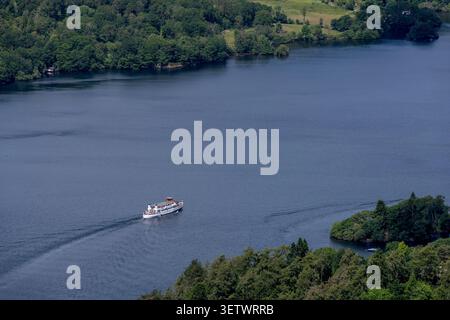 Gummers How, 20 juin 2026 : marcher sur Gummers How dans le Lake District - MV Teal croisière sur le lac Windermere Banque D'Images