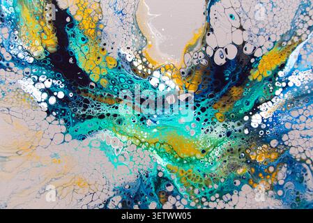 Acrylique abstrait pour art sur toile. Tons audacieux de bleu, vert et accents de motifs coulants dorés. Banque D'Images