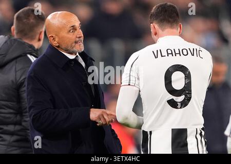 Juventus's head coach Luciano Spalletti speak to Juventus’s Dusan Vlahovic during the Uefa Champions League soccer match, between Juventus and Sporting CP at the Allianz Stadium in Turin, League phase Matchday 4, north west Italy - Tuesday, November 4, 2025. Sport - Soccer (Photo by Fabio Ferrari/LaPresse) Banque D'Images