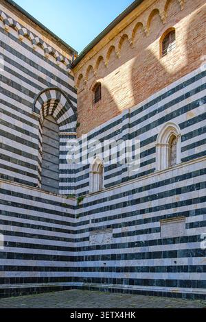 Arrière de la Cattedrale di Santa Maria Assunta à Piazza dei priori, la cathédrale de Volterra, Province de Pise, Toscane, Italie. Banque D'Images