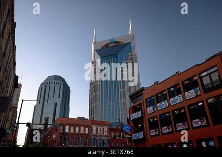 L'AT&T Building, populairement connu sous le nom de Batman Building, s'élève au-dessus de l'horizon du centre-ville à Nashville, Tennessee, États-Unis. Banque D'Images