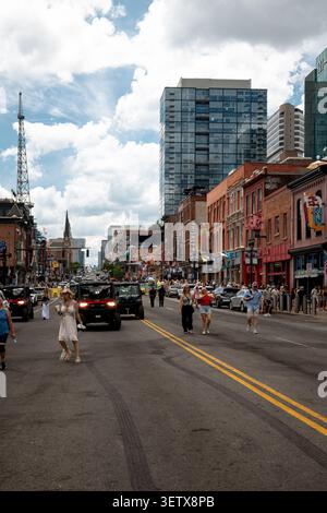 Lower Broadway Streetscape dans le centre-ville de Nashville, Tennessee, États-Unis, bordé de bâtiments commerciaux historiques, de salles de concert et de visiteurs. Banque D'Images