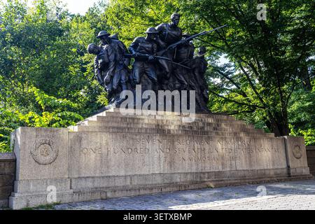 Le 107th Infantry Memorial sur la Cinquième Avenue à Central Park, Manhattan, New York City, sculpture en bronze et mémorial honorant ceux qui sont morts pendant la première Guerre mondiale Banque D'Images