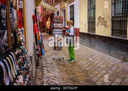 Une femme d'âge moyen fait des magasins dans les boutiques de cadeaux Casco Antiguo pour des souvenirs de vacances et de l'artisanat local. Commerce du tourisme Banque D'Images