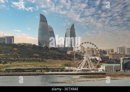 Horizon moderne de Bakou avec les Flame Towers et la grande roue Baku Eye sur le front de mer Caspienne à Bakou, Azerbaïdjan pendant une journée nuageuse Banque D'Images