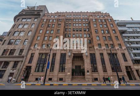 Shanghai, Chine - 4 mai 2026 : vue extérieure du bâtiment historique Sitico, un immeuble de bureaux Art déco emblématique à l'architecture ornée sur Jiujiang Road à Shanghai, avec des piétons Banque D'Images