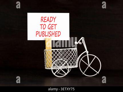 Prêt à obtenir le symbole des mots publiés. Mots conceptuels prêts à être publiés sur un beau livre blanc. Beau fond noir. L'entreprise est prête à l'emploi Banque D'Images