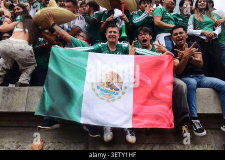 Les fans mexicains grimpent sur les statues de l'Ange de l'indépendance agitant des drapeaux pendant la célébration de la Coupe du monde. Banque D'Images