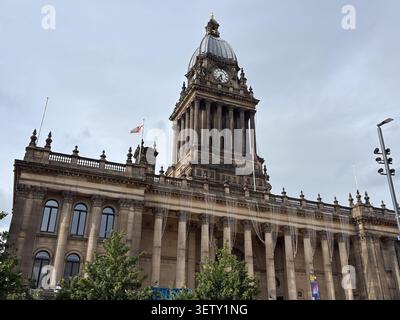 L'hôtel de ville historique de Leeds à Leeds, en Angleterre, avec sa grande tour de l'horloge baroque et sa façade de colonne corinthienne emblématique sous un ciel nuageux. Banque D'Images