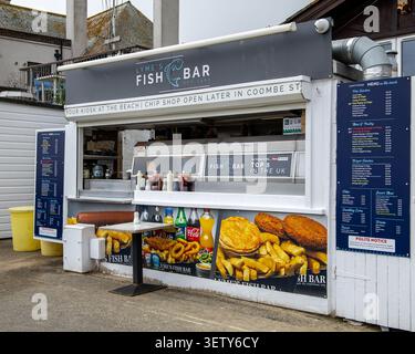 Petit kiosque à emporter nommé Lyme's Fish Bar sur la plage vendant du fish and chips britannique traditionnel dans la ville côtière de Lyme Regis Banque D'Images