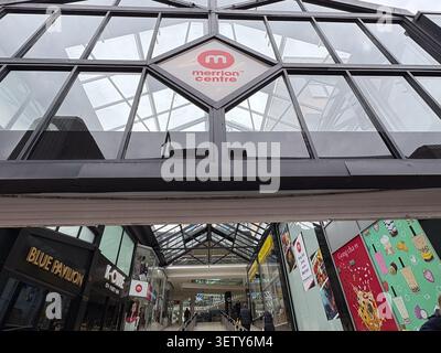 Entrée à verrière du centre commercial Merrion Centre à Leeds, Royaume-Uni, montrant des enseignes de vente au détail et une passerelle piétonne. Banque D'Images