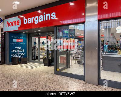 Entrée à un magasin à prix réduits Home Bargains dans le centre commercial Merrion Centre, Leeds, West Yorkshire, Royaume-Uni, avec des enseignes rouges. Banque D'Images