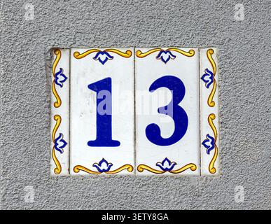 Numéro 13 sur l'adresse de la maison de plaque de métal sur le mur de façade extérieur Banque D'Images