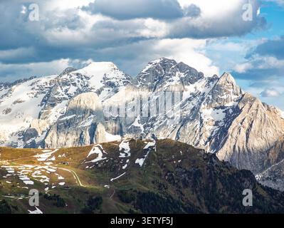Vue sur la montagne Marmolada depuis le col de Sella Banque D'Images