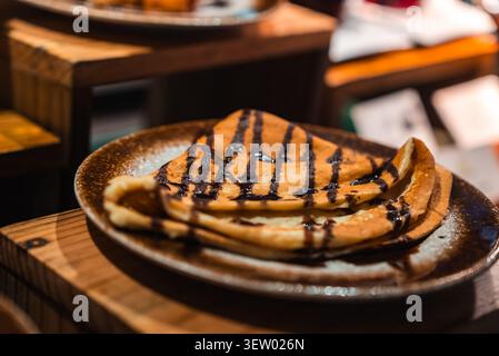 Crêpes pliées au chocolat noir sur une assiette rustique au Maldives Resort Banque D'Images