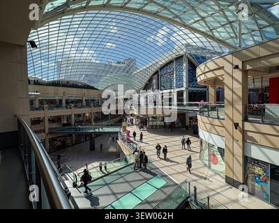 Centre commercial intérieur à plusieurs niveaux avec un toit en verre incurvé moderne. Trinity Leeds, Leeds, Royaume-Uni. Banque D'Images