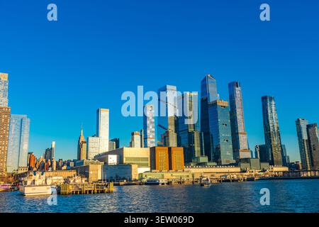 New York City, États-Unis – 12 avril 2026 : Modern Hudson Yards gratte-ciel s'élevant au-dessus du front de mer de Manhattan avec des bateaux et des jetées le long de la Hudson Rive Banque D'Images
