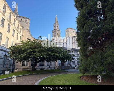 L'extérieur néoclassique du bâtiment Leeds Civic Hall à Leeds, Royaume-Uni, avec sa façade en pierre, la tour de l'horloge centrale et les jardins entretenus environnants. Banque D'Images