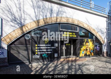Boxing Sisters salle de boxe réservée aux femmes sous le viaduc de chemin de fer à Rochstraße 14 dans le quartier Mitte de Berlin, Allemagne Banque D'Images