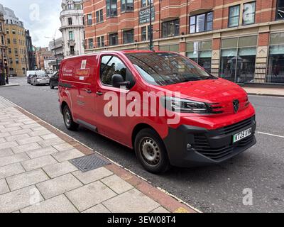 Un van de livraison électrique Royal mail rouge garé dans une rue de Leeds, au Royaume-Uni. Banque D'Images