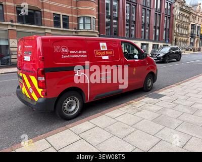 Une camionnette de livraison électrique Red Royal mail garée dans une rue à Leeds, au Royaume-Uni. Banque D'Images